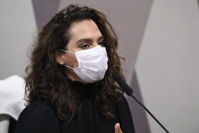 CPI da Covid: País está na 'vanguarda da estupidez' em aspectos de combate à pandemia, diz Luana Araújo