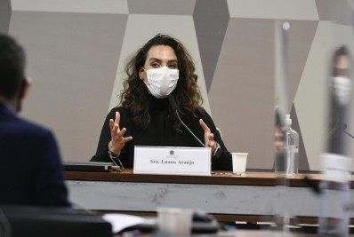 'Impossível ouvir declarações de Bolsonaro sem sofrer impacto emocional', diz infectologista Luana Araújo