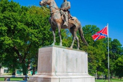 Restos mortais de líder da Ku Klux Klan são desenterrados nos EUA