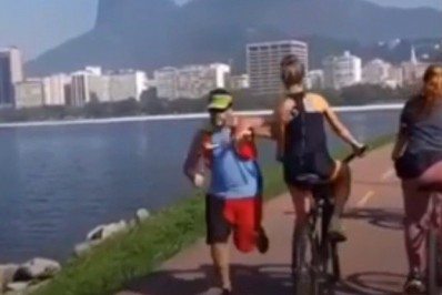Vídeo: homem aplica cotovelada em ciclista na Enseada de Botafogo