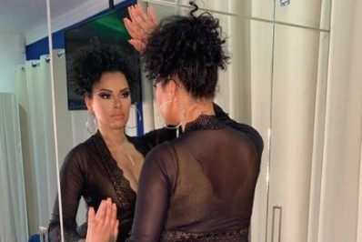 Ousada! Ariadna posa com camisola transparente e mostra bumbum