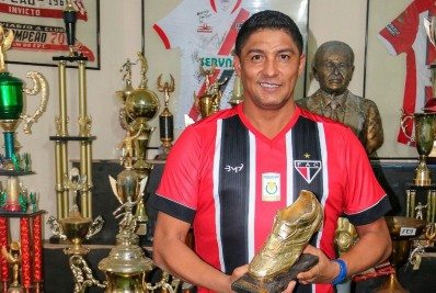 Ex-jogador tem casa invadida e chuteiras de ouro furtadas: 'É o meu legado'