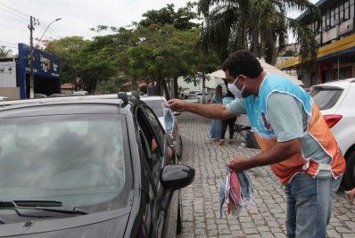 Prefeitura realiza entrega mudas em drive-thru no Trevo de Piratininga
