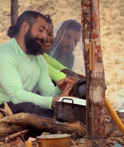 Kaysar lê futuro em borra de café, em 'No Limite' - Reprodução/Globo