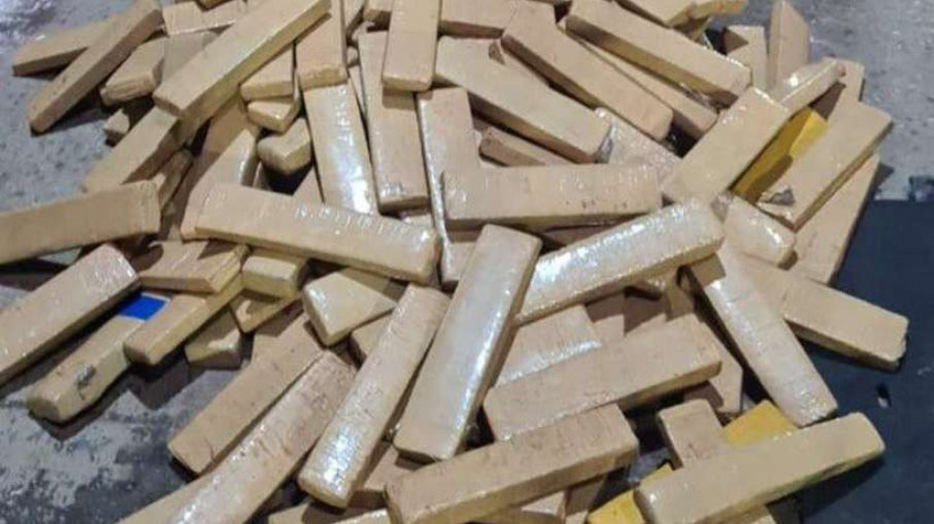 Casal &eacute; preso por traficar 240kg de maconha em carro de passeio