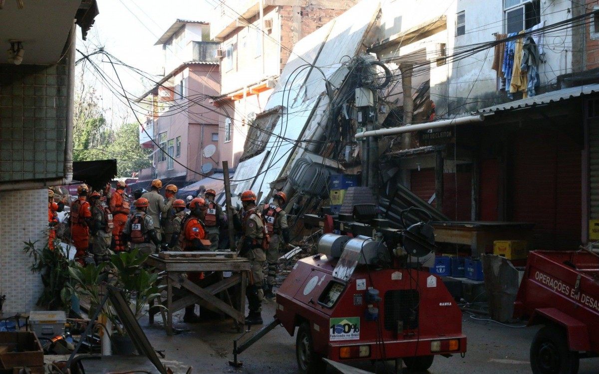 Pr&eacute;dio de quatro andares habitado por pessoas da mesma fam&iacute;lia desabou na madrugada desta quinta-feira (3) em Rio das Pedras, na rua Uva, Zona Oeste do Rio de Janeiro. Estiveram presentes no local o Governador Cl&aacute;udio Castro e o Prefeito Eduardo Paes. 
