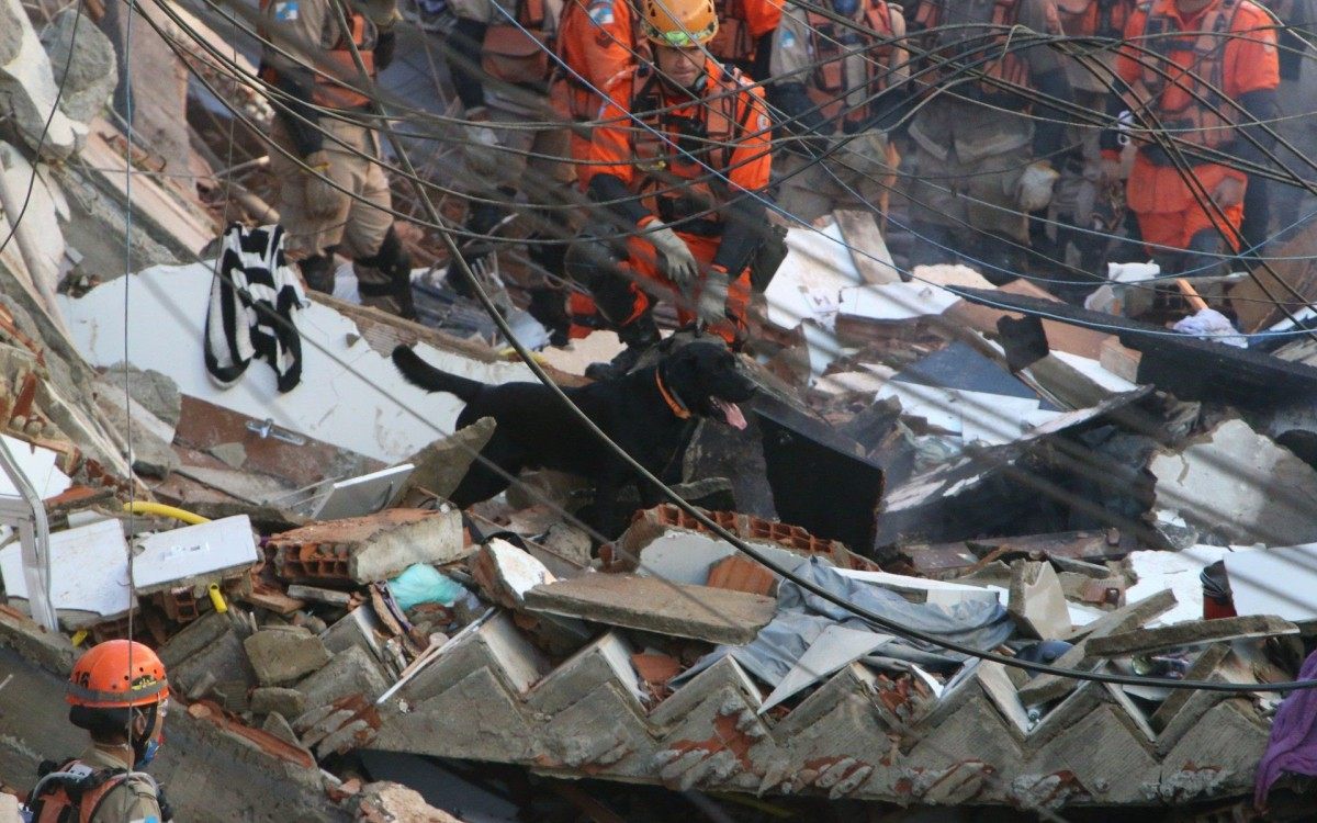 Im&oacute;vel de quatro andares desabou na comunidade de Rio das Pedras, deixando pai e filha mortos - Daniel Castelo Branco
