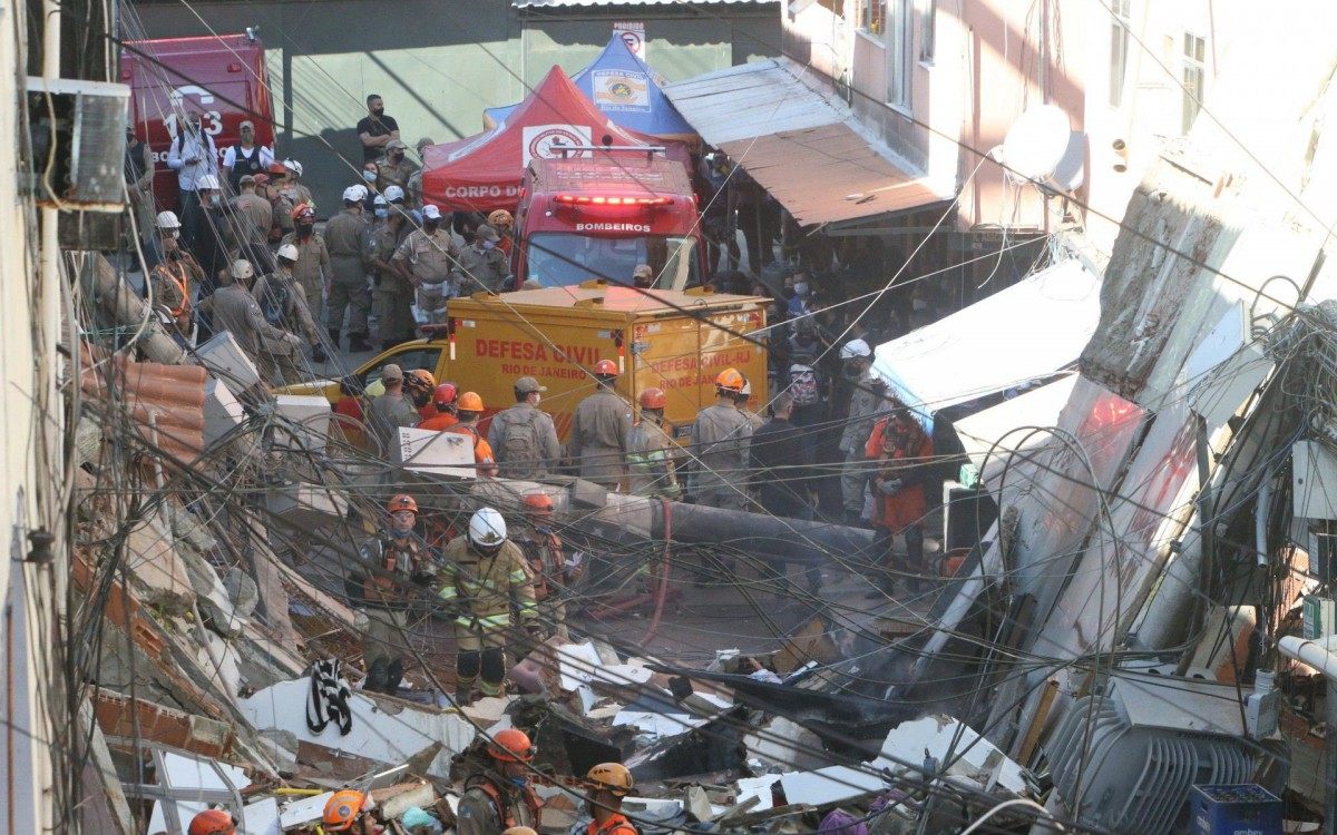 Prédio de quatro andares habitado por pessoas da mesma família desabou na madrugada desta quinta-feira (3) em Rio das Pedras, na rua Uva, Zona Oeste do Rio de Janeiro. Estiveram presentes no local o Governador Cláudio Castro e o Prefeito Eduardo Paes.