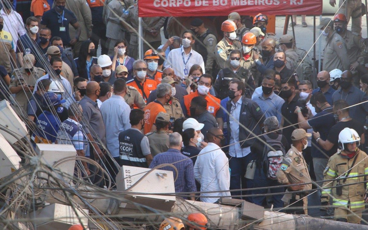 Pr&eacute;dio de quatro andares habitado por pessoas da mesma fam&iacute;lia desabou na madrugada desta quinta-feira (3) em Rio das Pedras, na rua Uva, Zona Oeste do Rio de Janeiro. Estiveram presentes no local o Governador Cl&aacute;udio Castro e o Prefeito Eduardo Paes. 