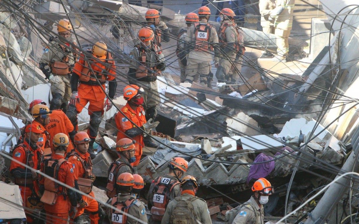 Pr&eacute;dio de quatro andares habitado por pessoas da mesma fam&iacute;lia desabou na madrugada desta quinta-feira (3) em Rio das Pedras, na rua Uva, Zona Oeste do Rio de Janeiro. Estiveram presentes no local o Governador Cl&aacute;udio Castro e o Prefeito Eduardo Paes. 