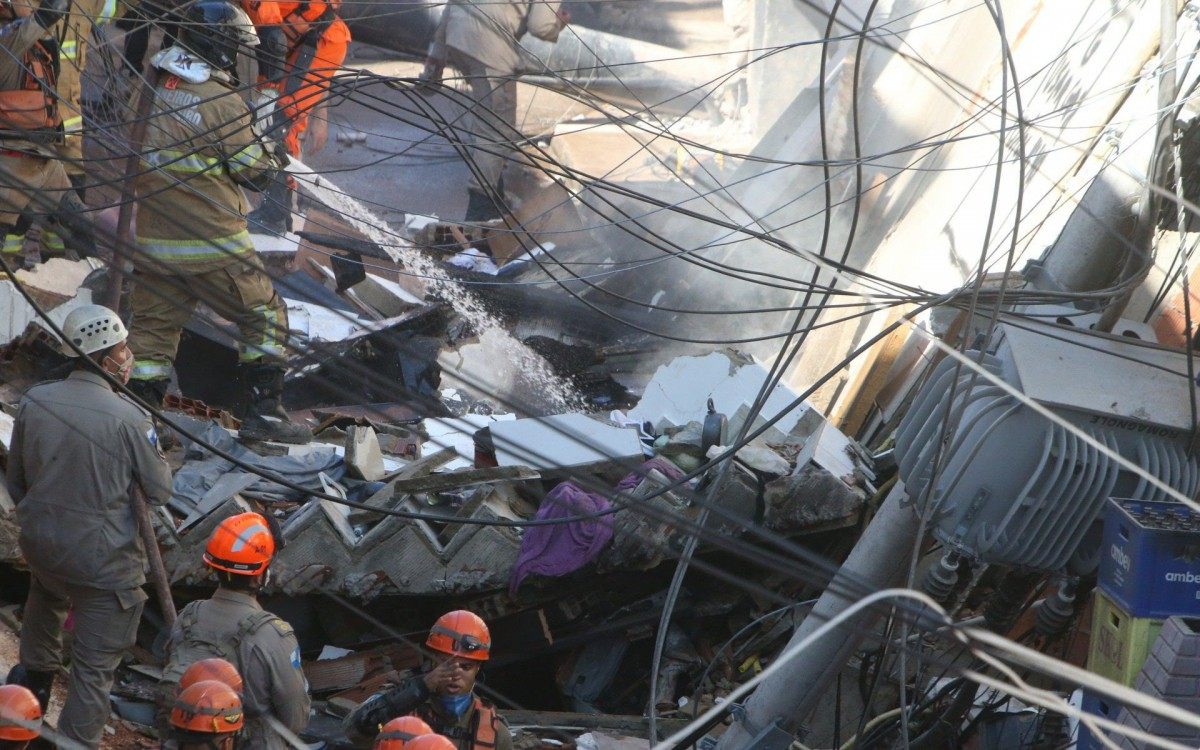 Pr&eacute;dio de quatro andares desabou na madrugada desta quinta-feira em Rio das Pedras - Daniel Castelo Branco / Ag&ecirc;ncia O DIA
