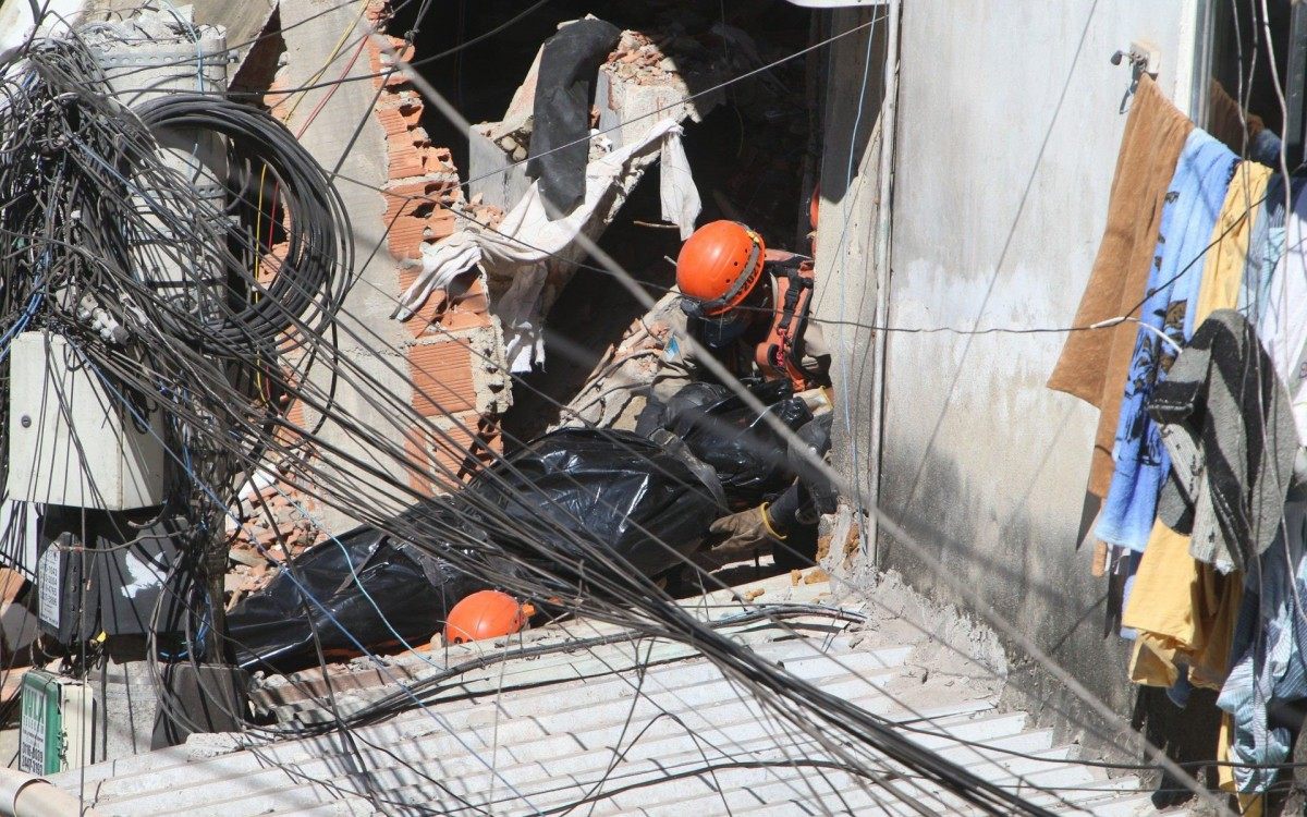Pr&eacute;dio de quatro andares habitado por pessoas da mesma fam&iacute;lia desabou na madrugada desta quinta-feira (3) em Rio das Pedras, na rua Uva, Zona Oeste do Rio de Janeiro. Estiveram presentes no local o Governador Cl&aacute;udio Castro e o Prefeito Eduardo Paes. 