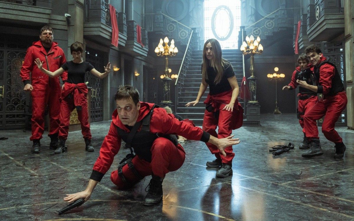 LA CASA DE PAPEL (L to R) HOVIK KEUCHKERIAN as BOGOT&Atilde;., &Atilde;RSULA CORBER&Atilde; as TOKIO, RODRIGO DE LA SERNA as PALERMO, ITZIAR ITU&Atilde;O as LISBOA, MIGUEL HERR&Atilde;.N as R&Atilde;.O, JAIME LORENTE as DENVER in episode 02 of LA CASA DE PAPEL. Cr. TAMARA ARRANZ/NETFLIX &Acirc;&copy; 2020