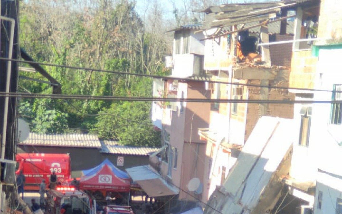 Bombeiros trabalham para resgatar vítimas que estão presas nos escombros