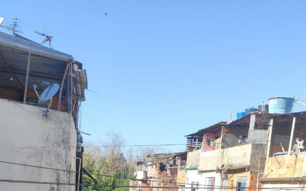 Bombeiros trabalham para resgatar vítimas que estão presas nos escombros