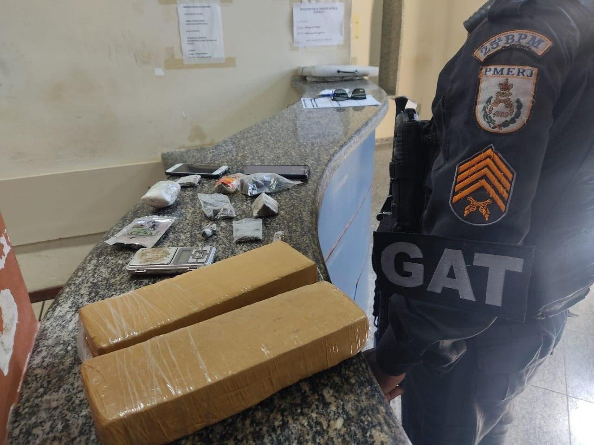 Pol&iacute;cia Militar prende dois acusados de tr&aacute;fico de drogas em Saquarema