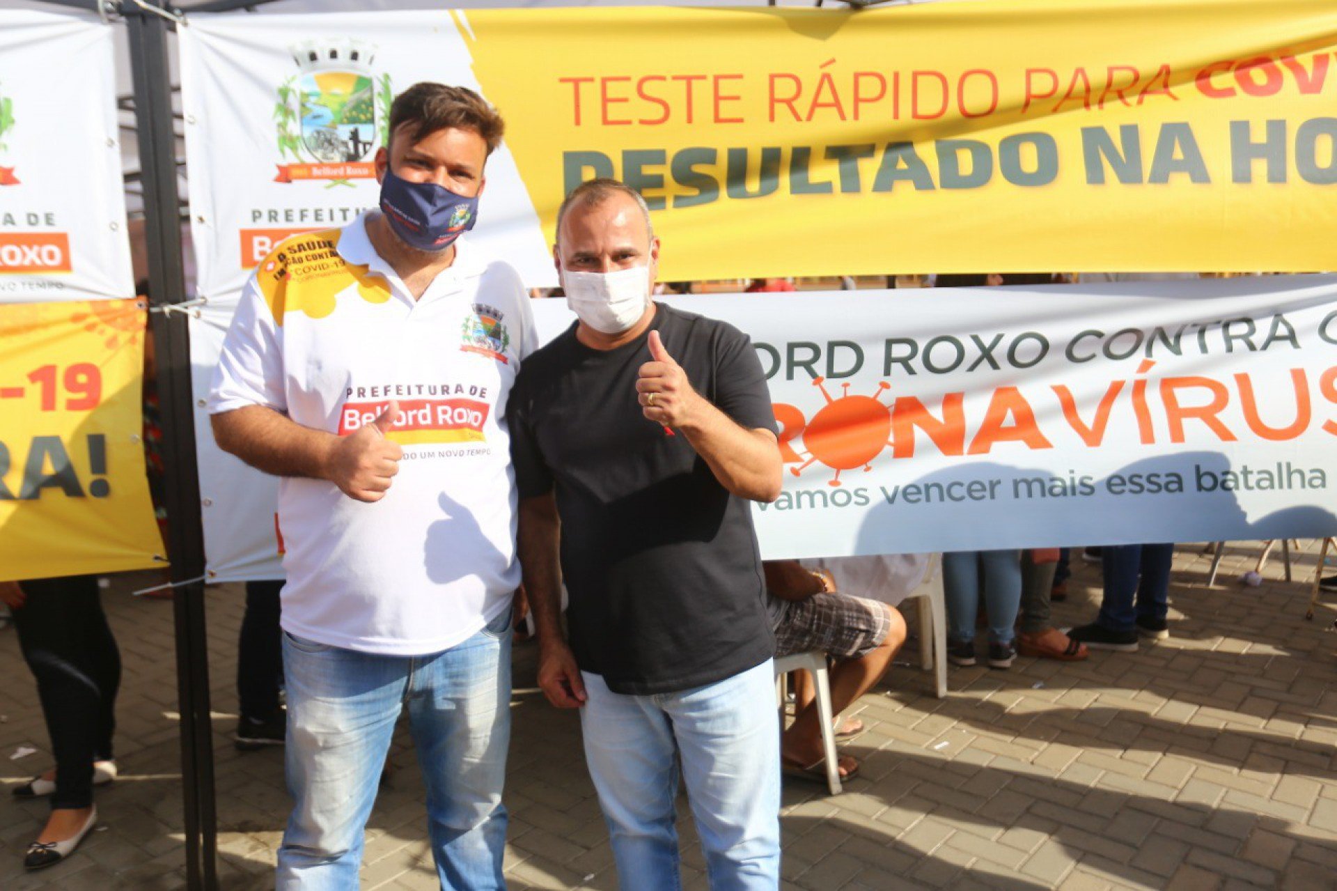 O secretário de Saúde, Christian Vieira (E) acentuou que a Prefeitura faz sanitização em diversos bairros e já distribuiu mais de 600 mil máscaras para a população e profissionais da Saúde - Divulgação / PMBR