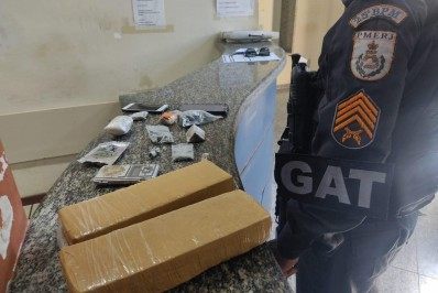 Polícia Militar prende dois acusados de tráfico de drogas em Saquarema
