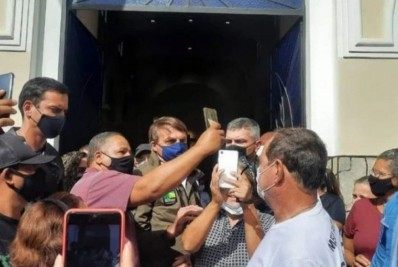 Bolsonaro anda de moto e causa aglomeração em Formosa, em Goiás
