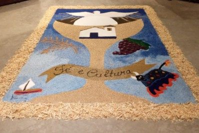 Secretaria de Cultura e Turismo de Búzios confecciona tapete de sal em homenagem a tradição e fé