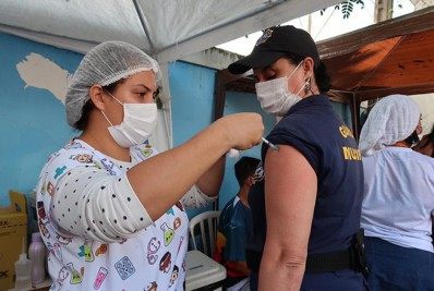 Na linha de frente, guardas municipais de São Gonçalo recebem vacina