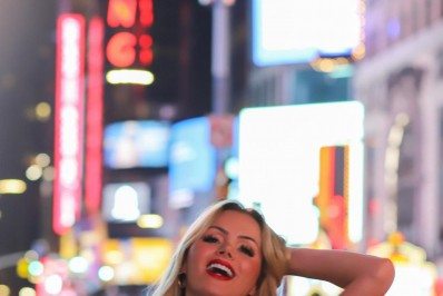 Thalita Zampirolli faz ensaio sensual na Times Square 