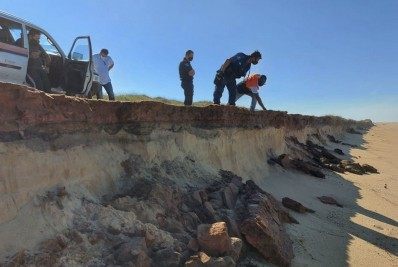 Ressaca no mar provoca erosão de estrada que liga Farol de São Thomé a São João da Barra