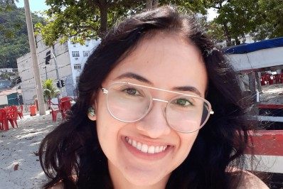 Jovem esfaqueada em shopping é enterrada em cemitério de Niterói