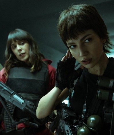 LA CASA DE PAPEL (L to R) JAIME LORENTE as DENVER, BELÉN CUESTA as MANILA, ÚRSULA CORBERÓ as TOKIO in episode 04 of LA CASA DE PAPEL. Cr. TAMARA ARRANZ/NETFLIX © 2020 - TAMARA ARRANZ/NETFLIX