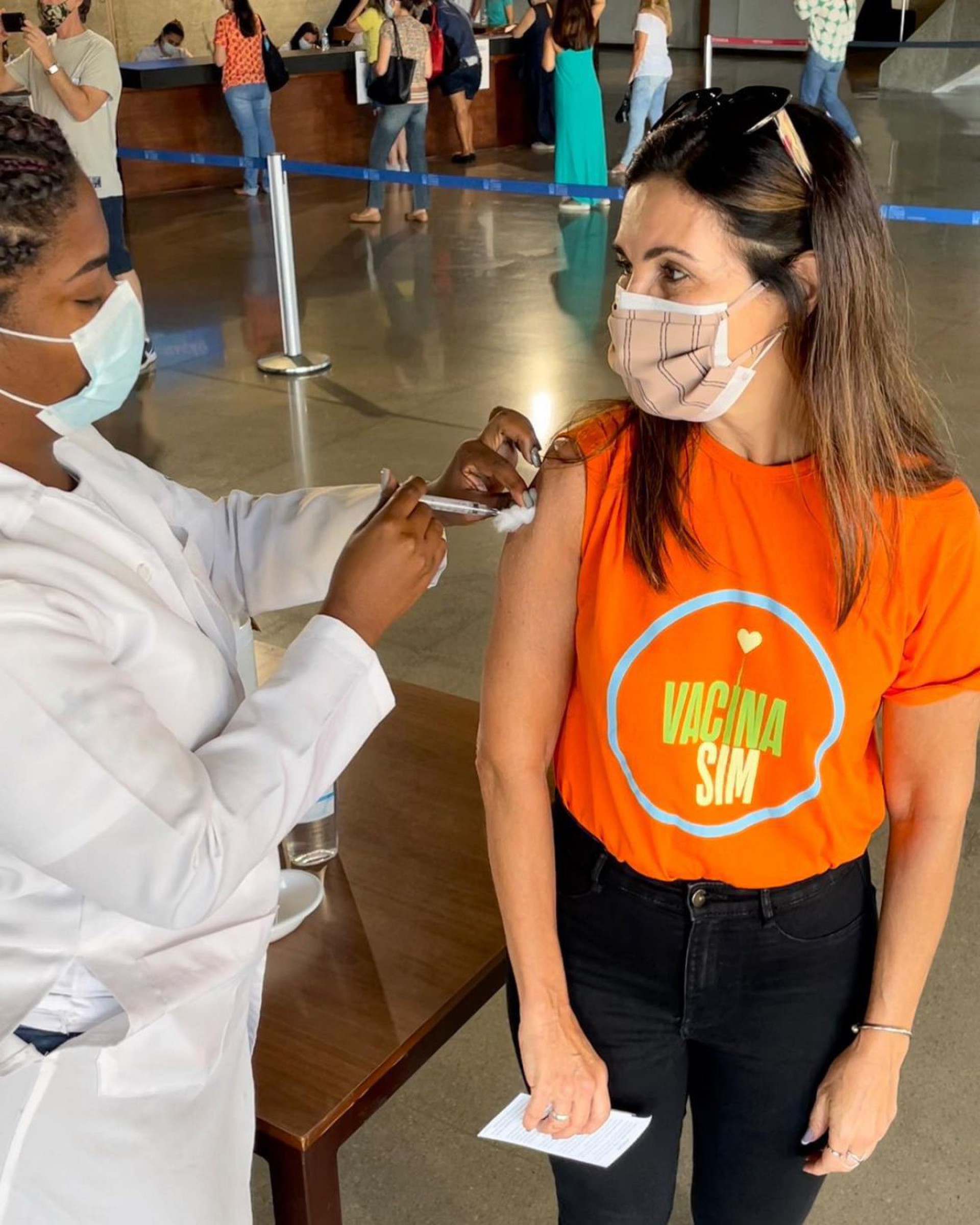 Fátima Bernardes é vacinada - Reprodução de internet