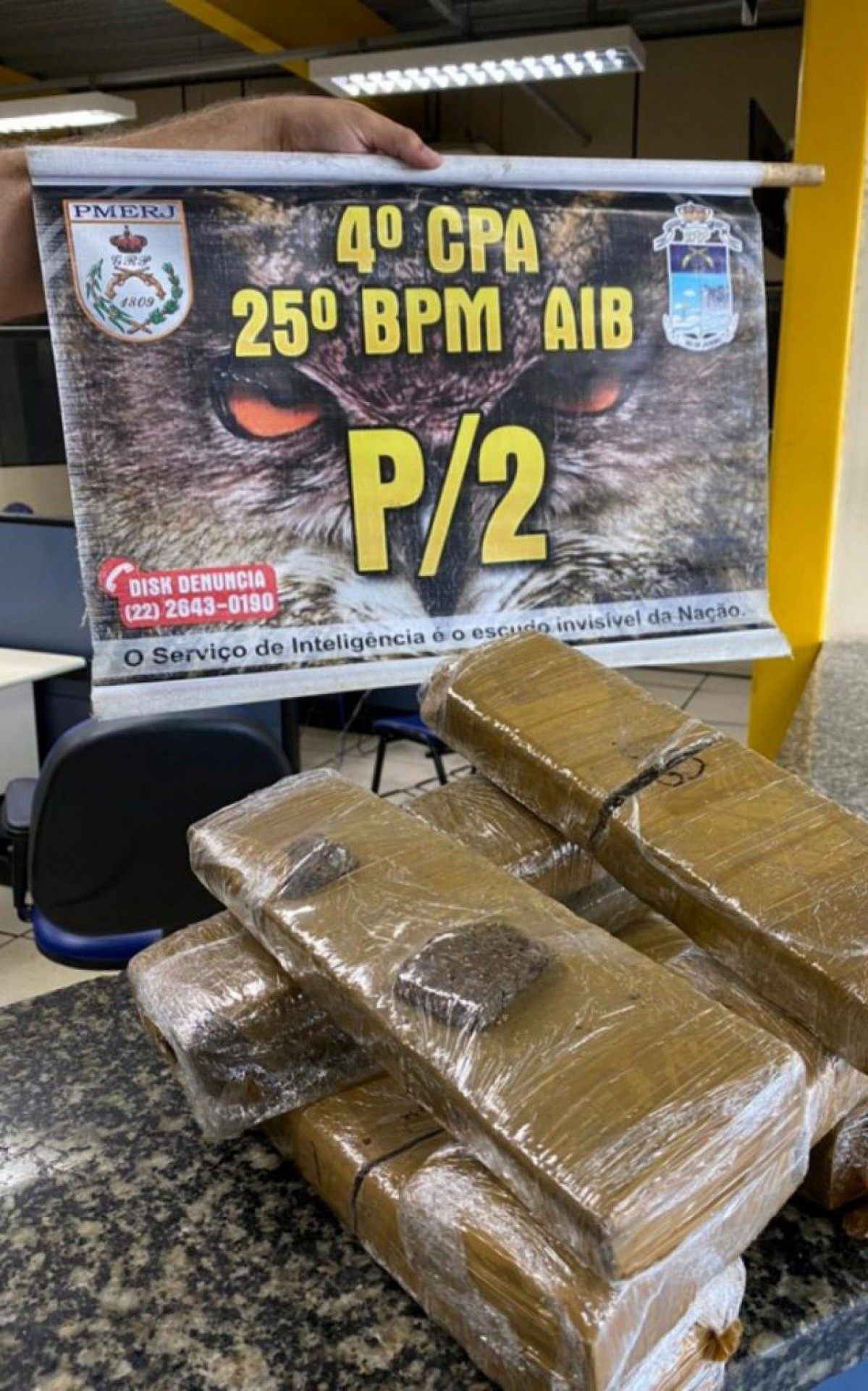 Carga de drogas dentro de escola no Jacar&eacute; 