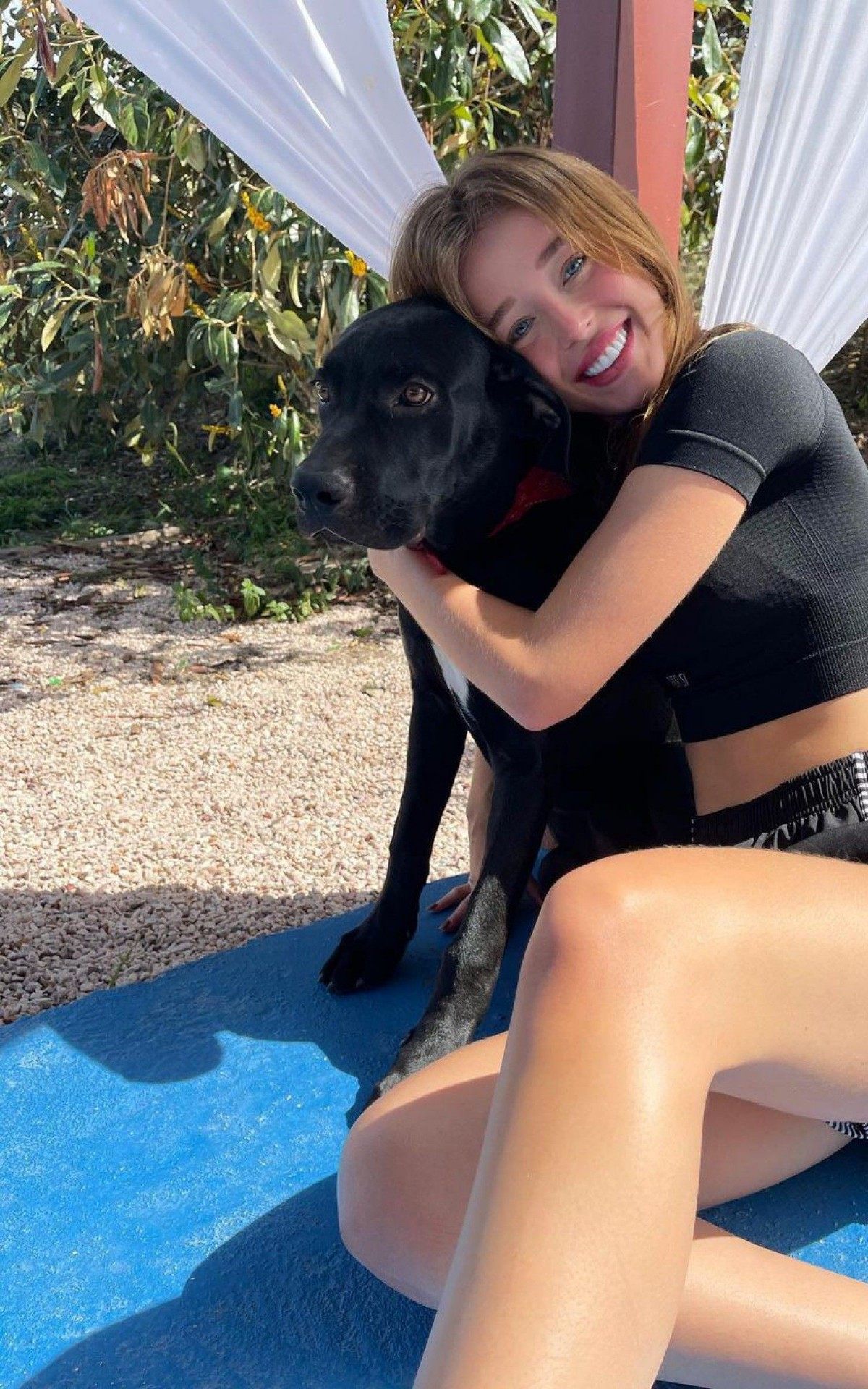 Duda Reis encanta seguidores com foto abraçada a cachorrinha Charlotte