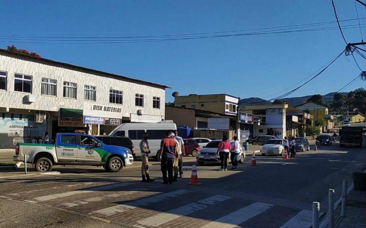 Com barreiras instaladas, Prefeitura de Saquarema intensifica a fiscaliza&ccedil;&atilde;o no munic&iacute;pio