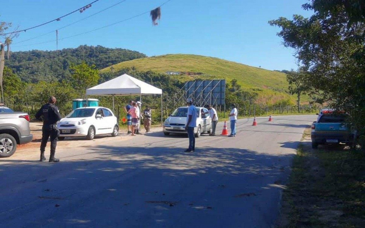 Com barreiras instaladas, Prefeitura de Saquarema intensifica a fiscaliza&ccedil;&atilde;o no munic&iacute;pio