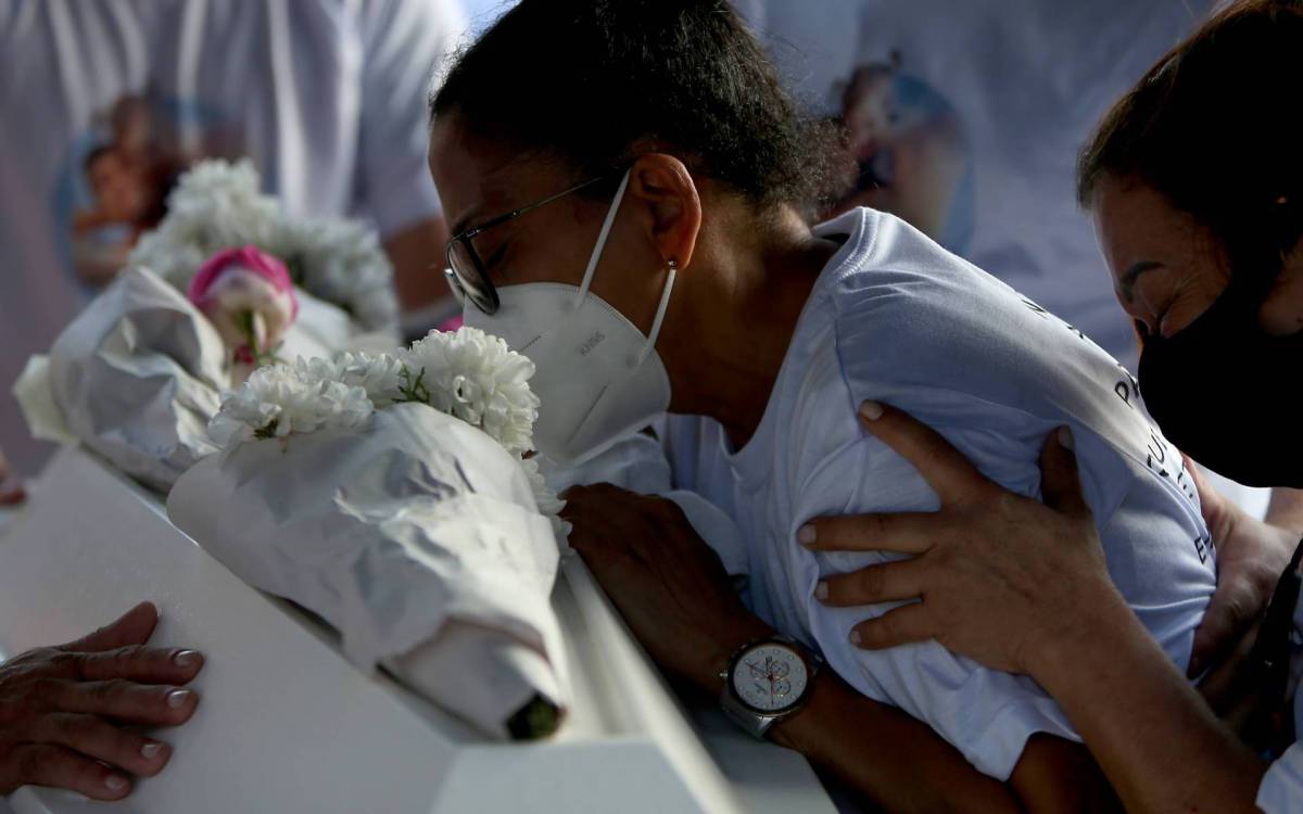 Os corpos de Nathan Gomes e sua filha, Mait&ecirc;, foram sepultados no Cemit&eacute;rio do Caju