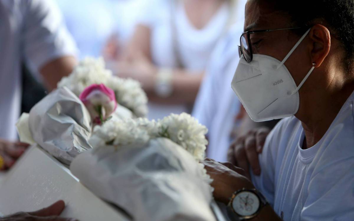 Os corpos de Nathan Gomes e sua filha, Mait&ecirc;, foram sepultados no Cemit&eacute;rio do Caju