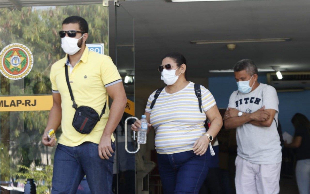 Familiares de Nathan Souza Gomes e da pequena Maitê Gomes tentam liberar os corpos no IML - Reginaldo Pimenta 