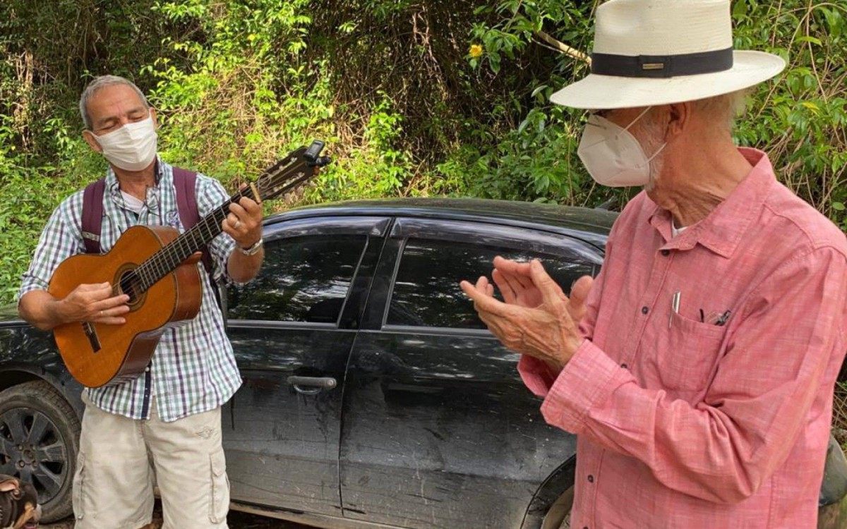 Prefeito Jos&eacute; Bonif&aacute;cio comemora a inaugura&ccedil;&atilde;o do Parque Municipal do Mico-Le&atilde;o-Dourado ao lado do secret&aacute;rio de Meio Ambiente, Juarez Lopes
