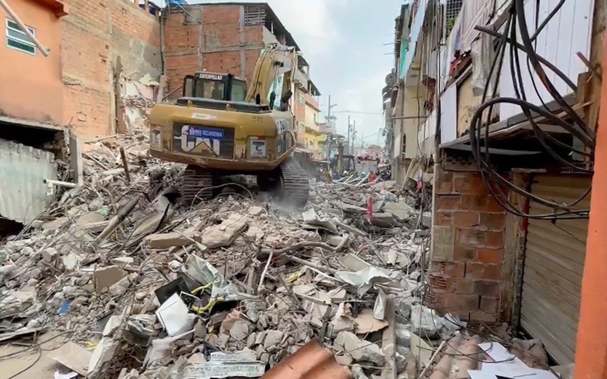 Prefeitura retoma retirada de entulho de im&oacute;vel que desabou em Rio das Pedras
