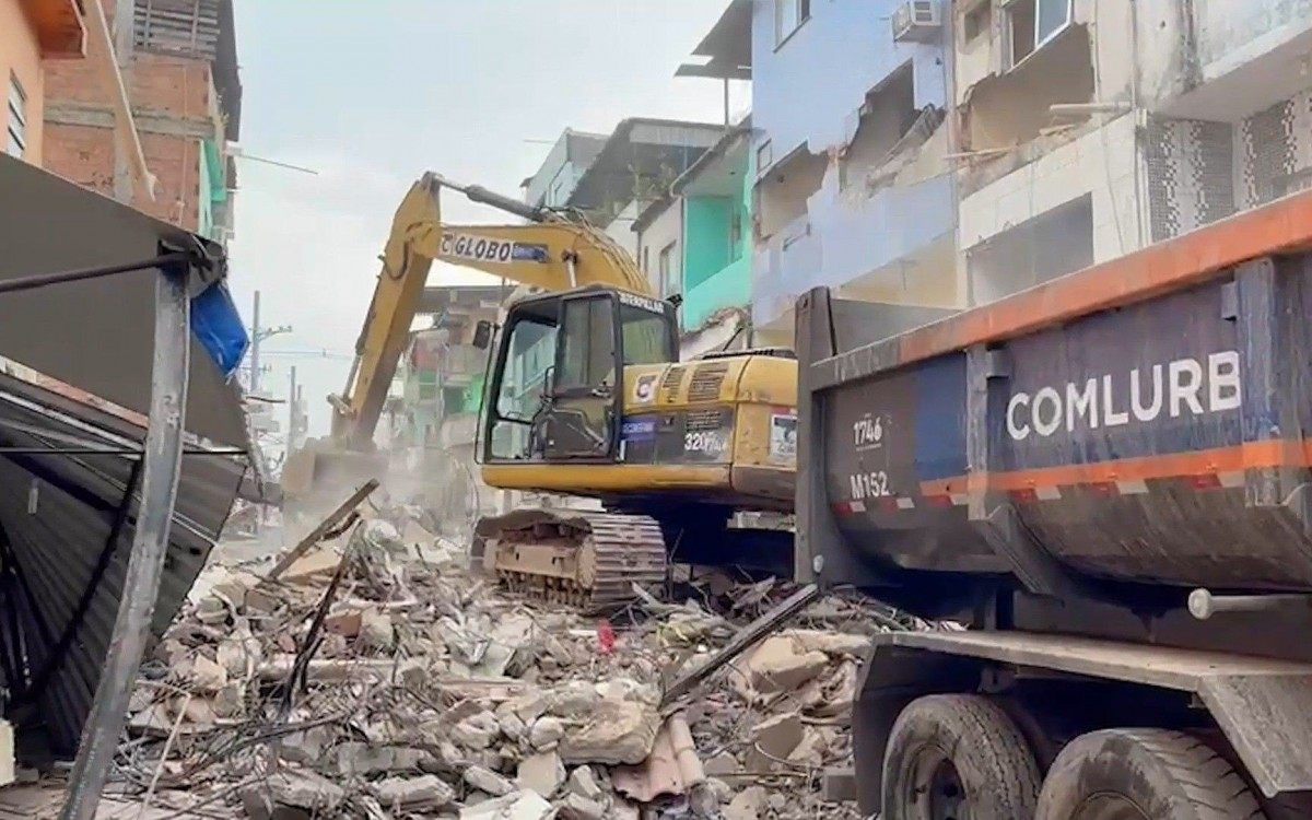 Prefeitura retoma retirada de entulho de im&oacute;vel que desabou em Rio das Pedras