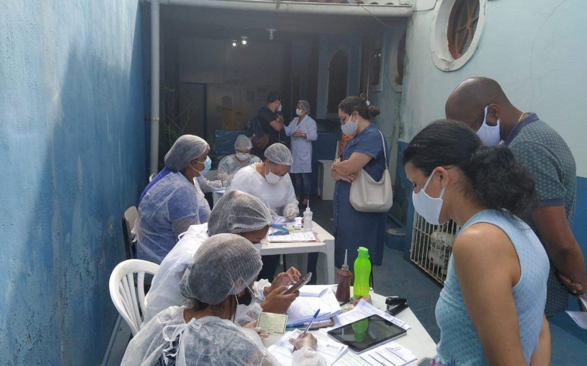 Os professores tiveram que enfrentar filas, mas apesar disso, a maioria estava feliz com a chegada do momento de vacina&ccedil;&atilde;o 