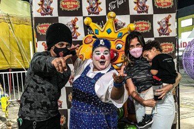 Marcelo Falcão vai ao circo com a família