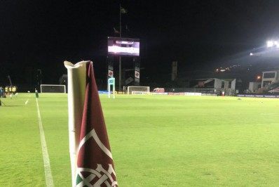 Vasco proíbe bandeiras de escanteio com escudos de Botafogo e Fluminense em São Januário