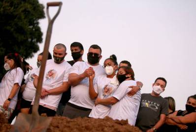 Pai e filha mortos em desabamento são enterrados no Cemitério do Caju