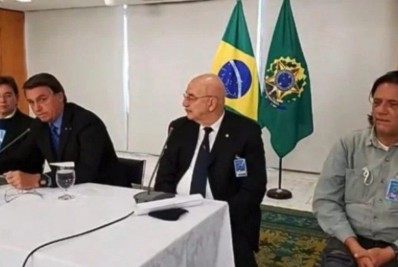 Vídeos mostram 'gabinete paralelo' orientando Bolsonaro contra vacinas