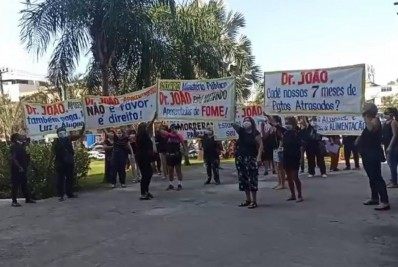 Vídeo: Aposentados de Meriti protestam em frente à prefeitura e cobram salários atrasados