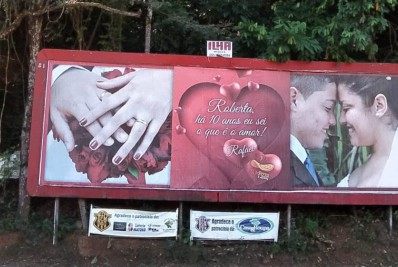 Homem usa outdoor para se declarar em mês dos Namorados em Conceição de Macabu