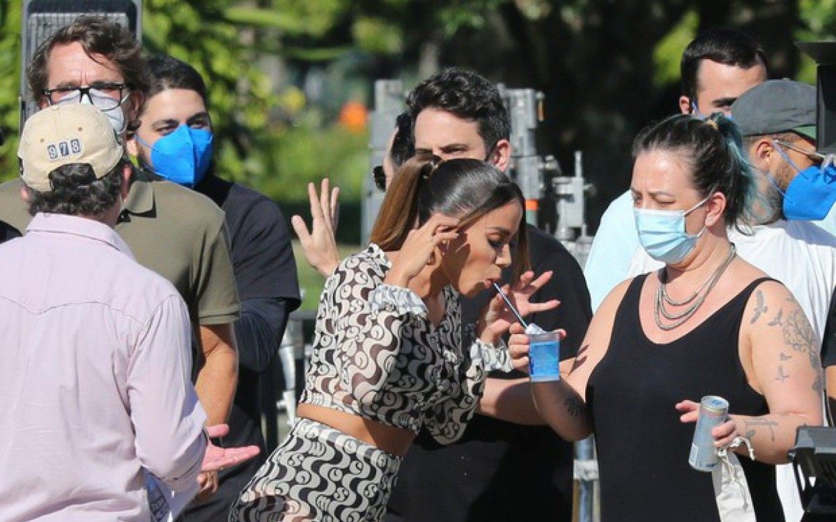 Anitta é vista em gravações no Aterro do Flamengo, no Rio