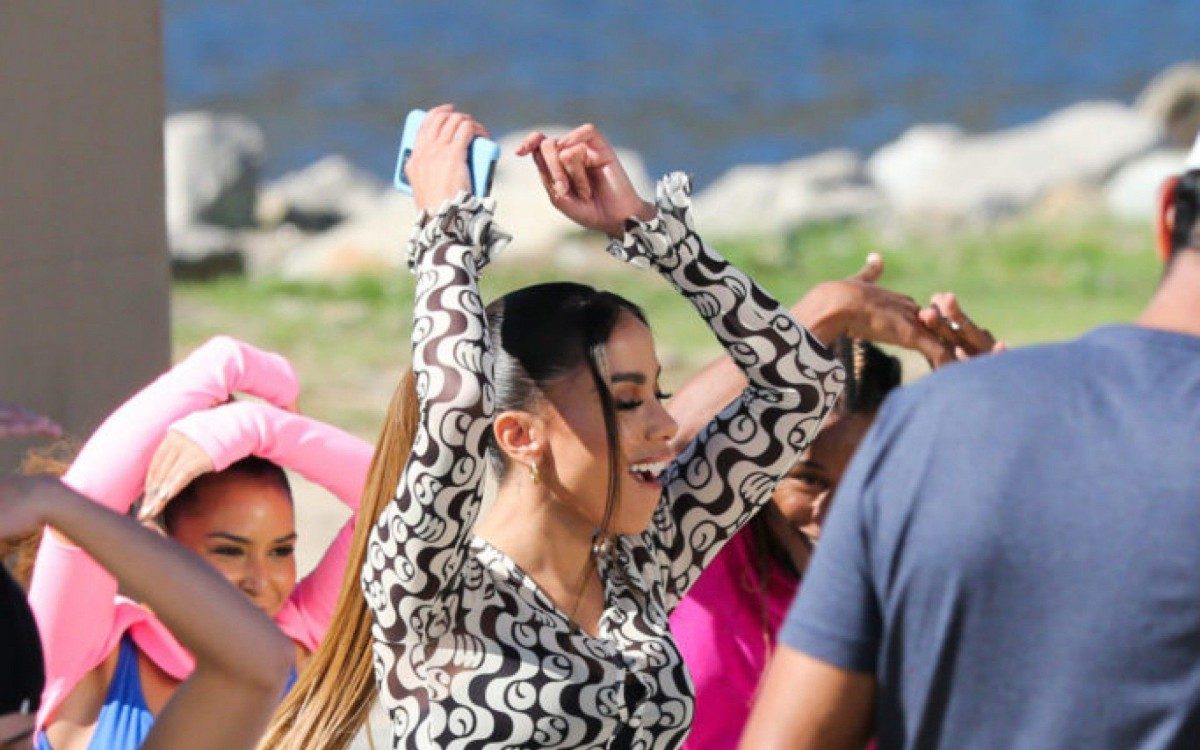 Anitta é vista em gravações no Aterro do Flamengo, no Rio