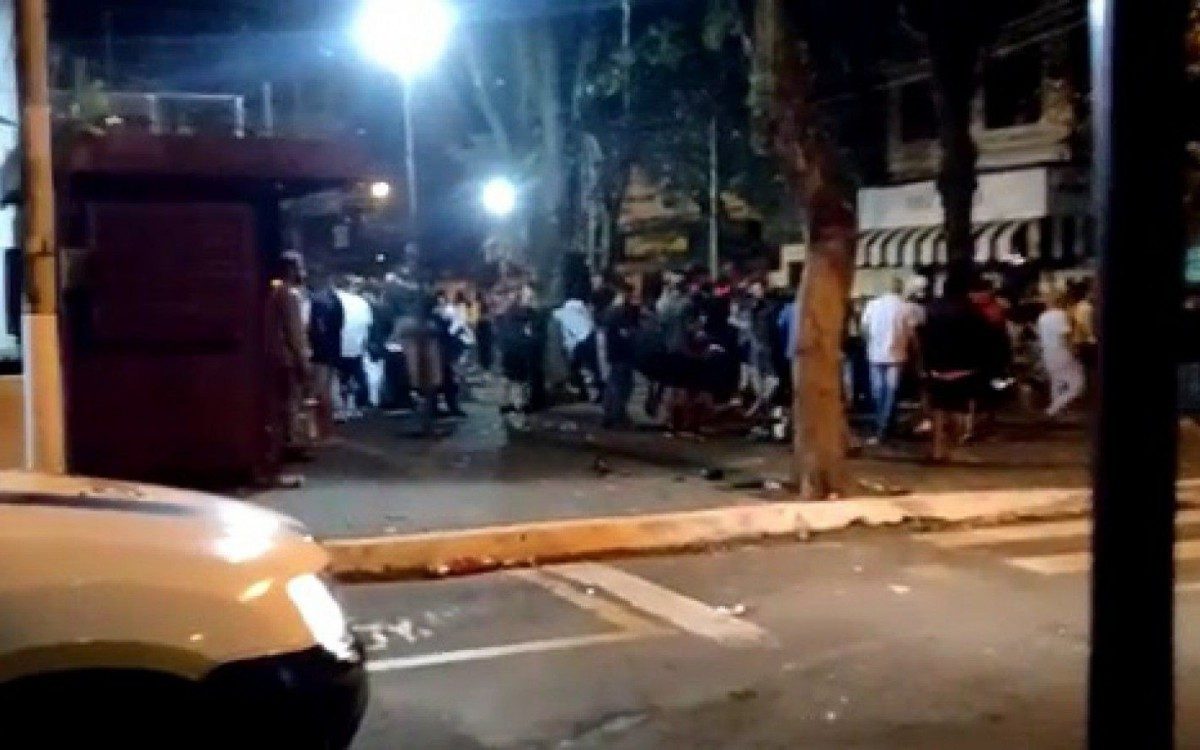 Guarda e PM dispersam centenas de pessoas na Pra&ccedil;a da Colina